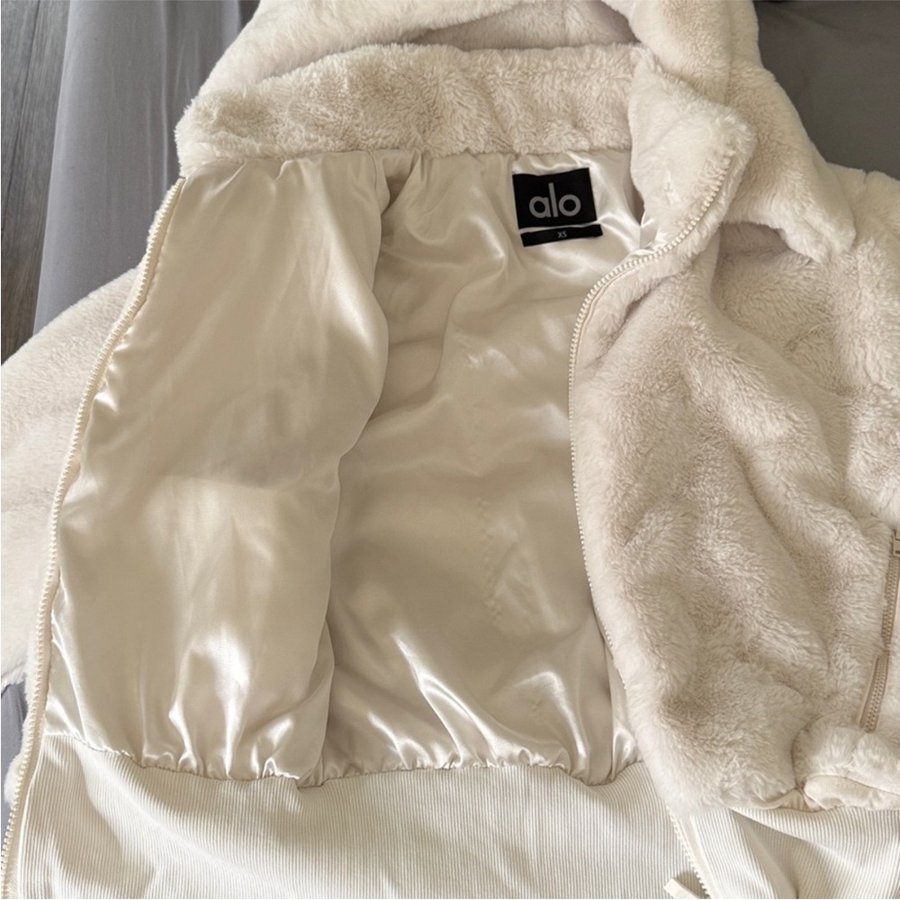 LIKE NEW ALO Faux Fur Foxy Jacket, Ivory, size XS - Picture 8 of 10